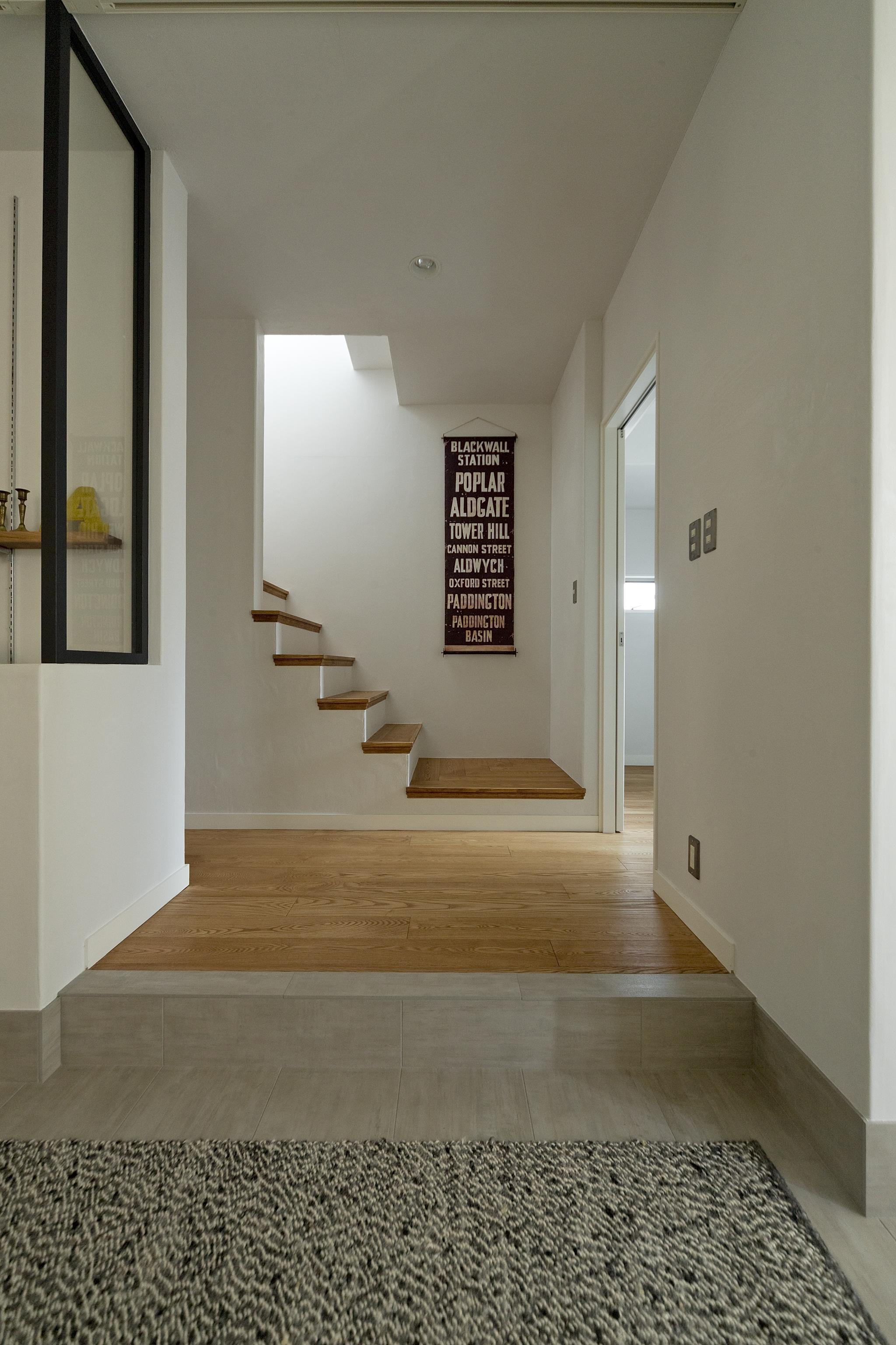 玄関事例：エントランスと2階への階段（N.Y.style）