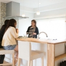 家族構成に合わせたマンションリノベーションの写真 カウンターのあるキッチン