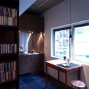Nogi-壁一面の本棚　２歩進んだリノベとはの写真 キッチン
