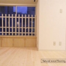 アンティーク家具が似合う部屋の写真 Natural wood flooring