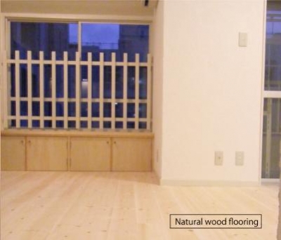 Natural wood flooring (アンティーク家具が似合う部屋)