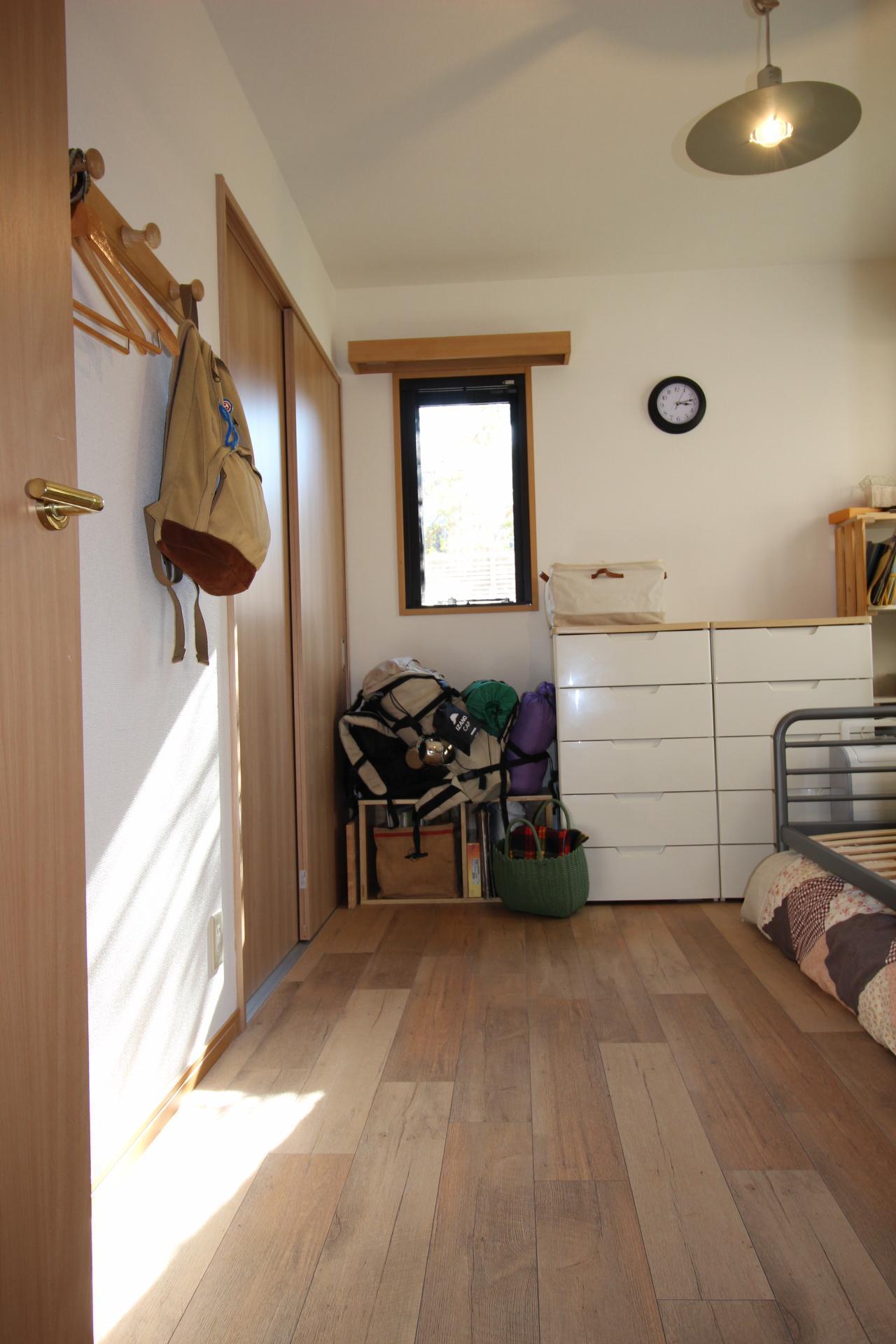 ベッドルーム事例：古材風の床材がナチュラルな主寝室（雰囲気もコストも重視！古材風の床で好みの雰囲気に全面リフォーム）