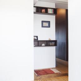 Y邸-写真現像用の暗室と広めの玄関を (玄関)