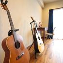 チーク無垢フローリングが味わい深い、趣味を楽しむ家。の写真 LD　趣味のギターをディスプレイ
