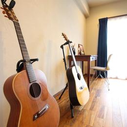 チーク無垢フローリングが味わい深い、趣味を楽しむ家。-LD　趣味のギターをディスプレイ