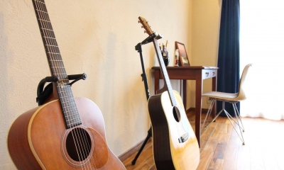 LD　趣味のギターをディスプレイ｜チーク無垢フローリングが味わい深い、趣味を楽しむ家。