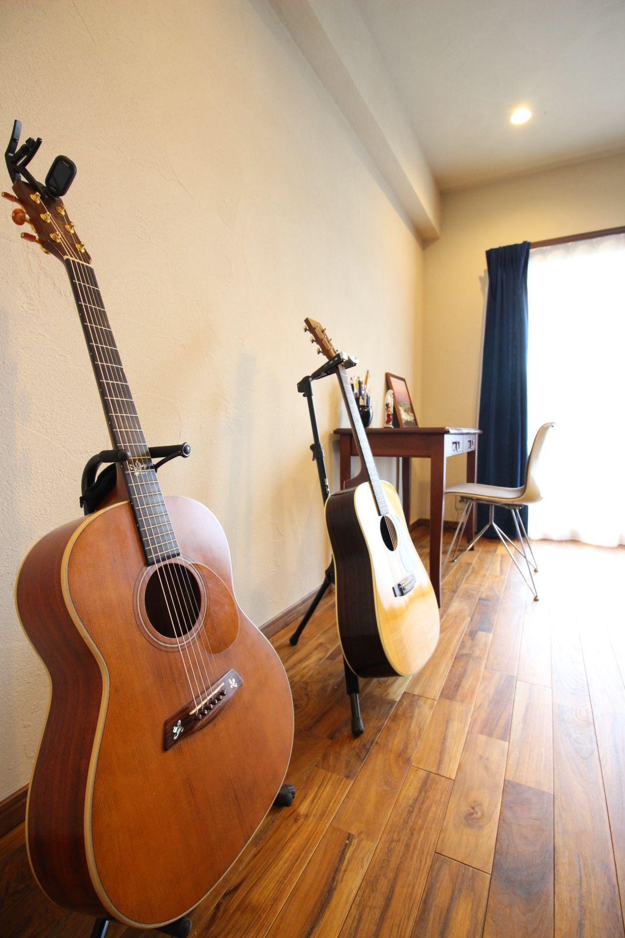 リビングダイニング事例：LD　趣味のギターをディスプレイ（チーク無垢フローリングが味わい深い、趣味を楽しむ家。）