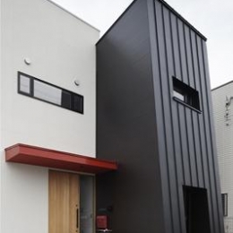 建築の中にある通り土間に向い合って住まう2世帯住宅インナーバイクガレージと趣味室　：　木津川の住宅 (適度な距離感を持つ2世帯住宅)