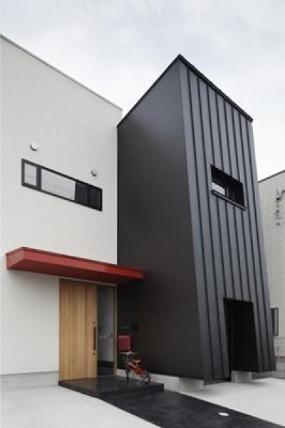 建築の中にある通り土間に向い合って住まう2世帯住宅インナーバイクガレージと趣味室　：　木津川の住宅 (適度な距離感を持つ2世帯住宅)