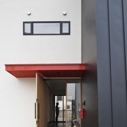 建築の中にある通り土間に向い合って住まう2世帯住宅インナーバイクガレージと趣味室　：　木津川の住宅 (通り土間の空間)