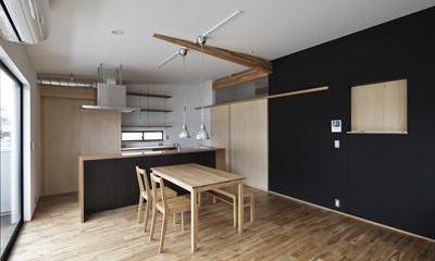シンプルなダイニングキッチン｜建築の中にある通り土間に向い合って住まう2世帯住宅インナーバイクガレージと趣味室　：　木津川の住宅