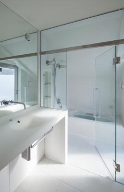 阿倍野の家 (真っ白な空間の洗面コーナーとバスルーム)