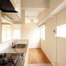 風がとおり抜けるアッシュグリーンのくつろぎ空間の写真 明るい対面型キッチン