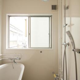 風がとおり抜けるアッシュグリーンのくつろぎ空間-浴室のバスタブ×シャワーヘッド