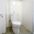 減室リノベーションで素材と質感を楽しむの写真 タイル敷きのトイレ