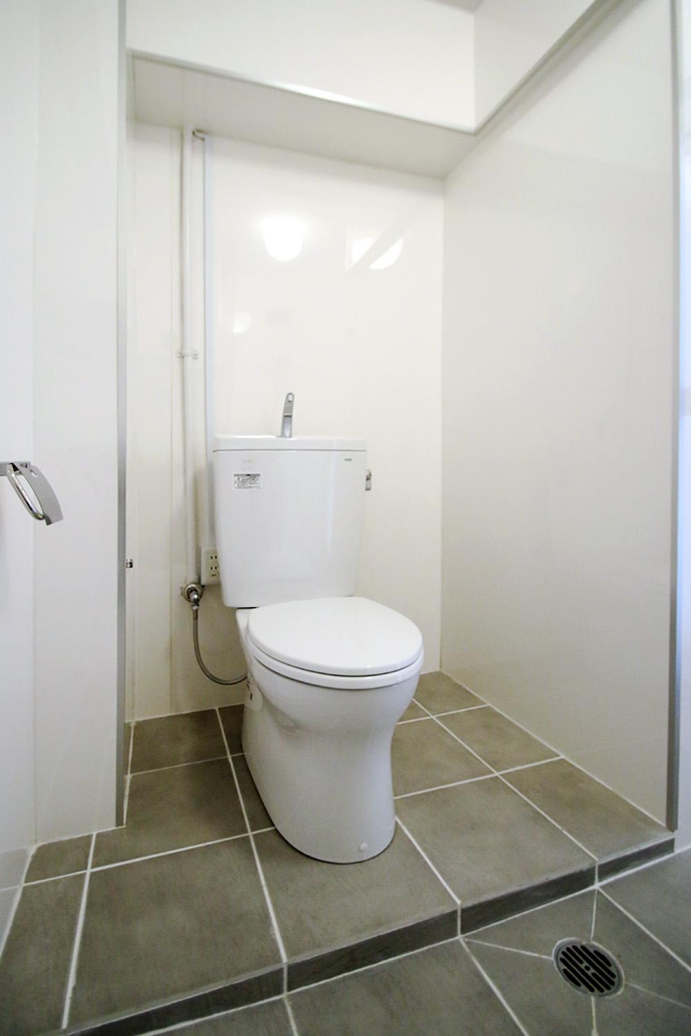 バス/トイレ事例：タイル敷きのトイレ（減室リノベーションで素材と質感を楽しむ）