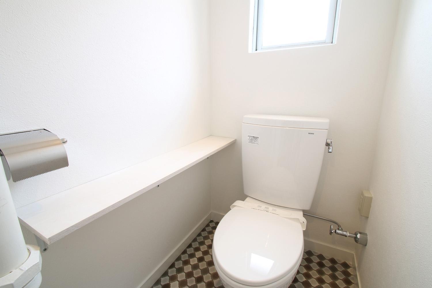 バス/トイレ事例：棚板×チェック柄の明るいトイレ（アンティークブルーのジブンだけ空間）
