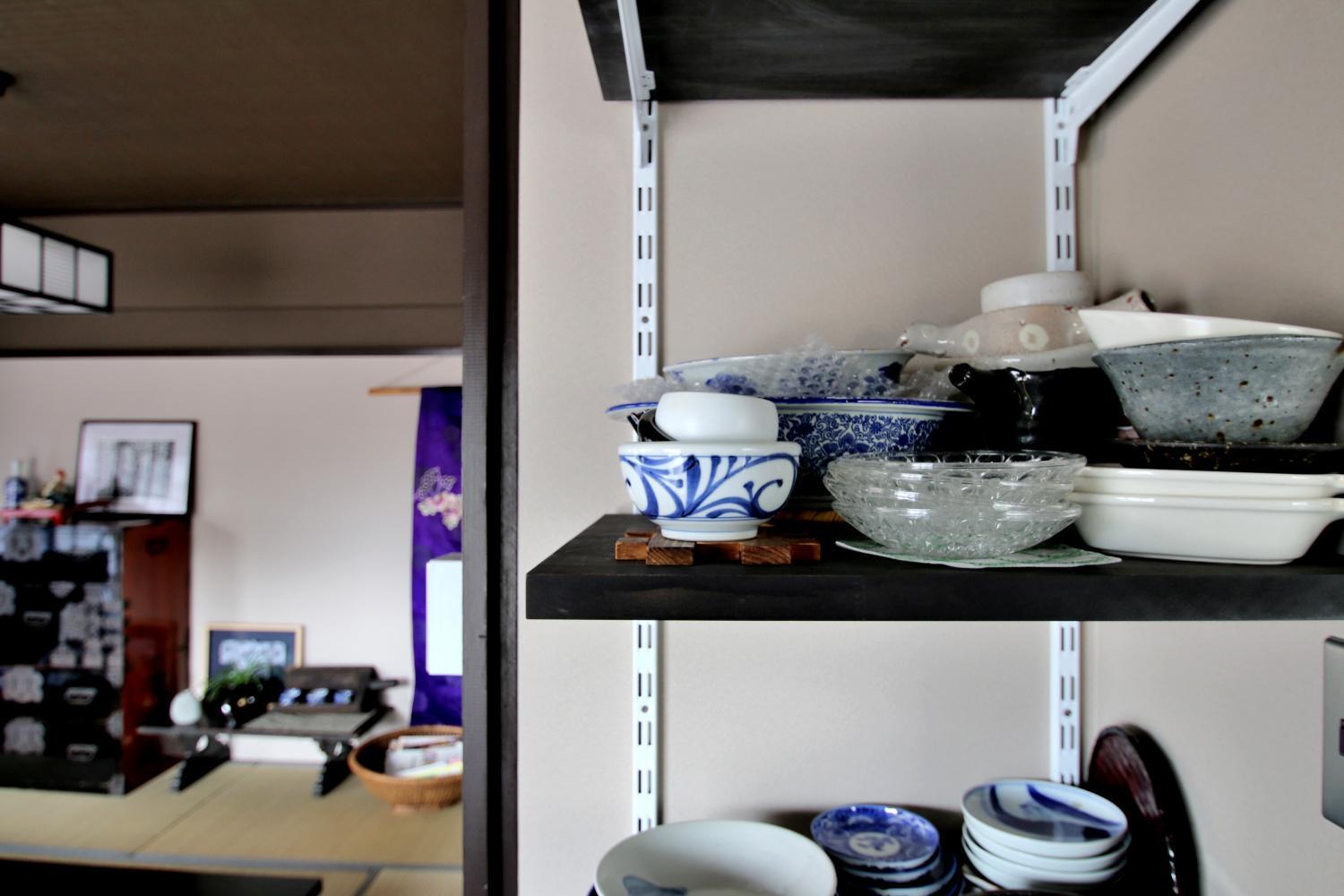 収納事例：食器の並べられた稼動棚（昔からずっとあるような懐かしさを。“和リノベ”の魅力）