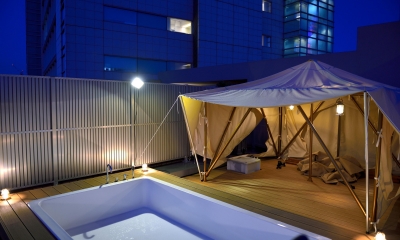ルーフテラス：夜｜マンション最上階のルーフテラスで都心の眺めを楽しむテント＆展望プール