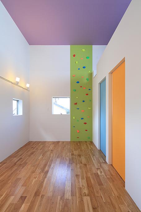 子供部屋事例：ボルダリングのあるカラフルな空間（House-MSD【 White Rainbow-白虹- 】）