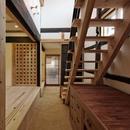 今井町の家ー伝統的町家を新しく開発した耐震フレームで現代のライフスタイルにあったリノベーションを実現ーの写真 玄関・土間・階段