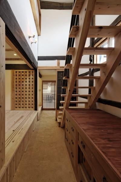 玄関事例：玄関・土間・階段（今井町の家ー伝統的町家を新しく開発した耐震フレームで現代のライフスタイルにあったリノベーションを実現ー）