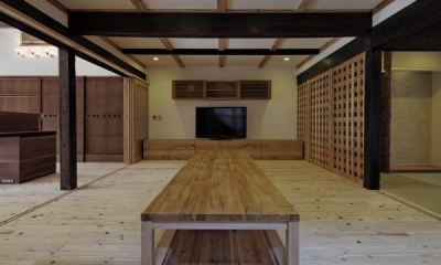 今井町の家ー伝統的町家を新しく開発した耐震フレームで現代のライフスタイルにあったリノベーションを実現ー (家族室)