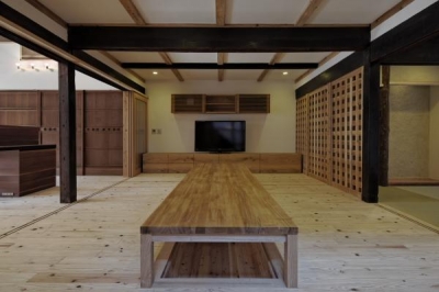 家族室 (今井町の家ー伝統的町家を新しく開発した耐震フレームで現代のライフスタイルにあったリノベーションを実現ー)