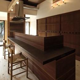 今井町の家ー伝統的町家を新しく開発した耐震フレームで現代のライフスタイルにあったリノベーションを実現ー (食事室)