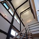 今井町の家ー伝統的町家を新しく開発した耐震フレームで現代のライフスタイルにあったリノベーションを実現ーの写真 階段