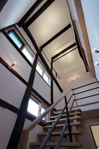 その他事例：階段（今井町の家ー伝統的町家を新しく開発した耐震フレームで現代のライフスタイルにあったリノベーションを実現ー）
