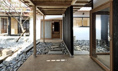 今井町の家ー伝統的町家を新しく開発した耐震フレームで現代のライフスタイルにあったリノベーションを実現ー (中庭)