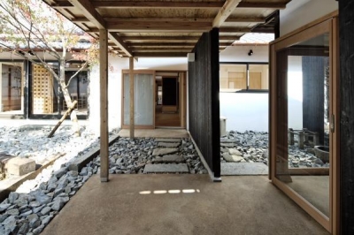 今井町の家ー伝統的町家を新しく開発した耐震フレームで現代のライフスタイルにあったリノベーションを実現ー (中庭)