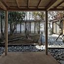 今井町の家ー伝統的町家を新しく開発した耐震フレームで現代のライフスタイルにあったリノベーションを実現ーの写真 中庭