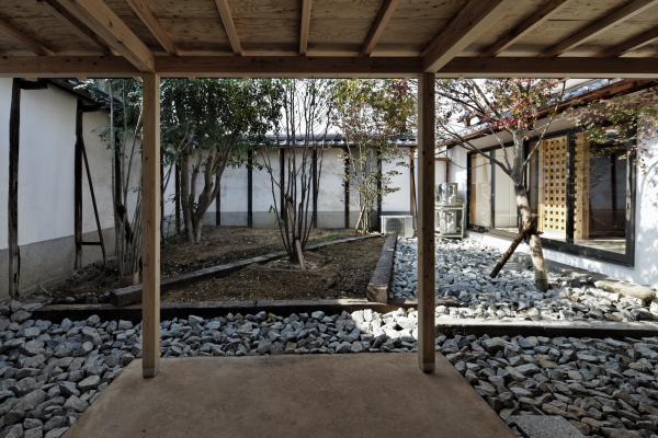 アウトドア事例：中庭（今井町の家ー伝統的町家を新しく開発した耐震フレームで現代のライフスタイルにあったリノベーションを実現ー）
