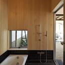 今井町の家ー伝統的町家を新しく開発した耐震フレームで現代のライフスタイルにあったリノベーションを実現ーの写真 浴室
