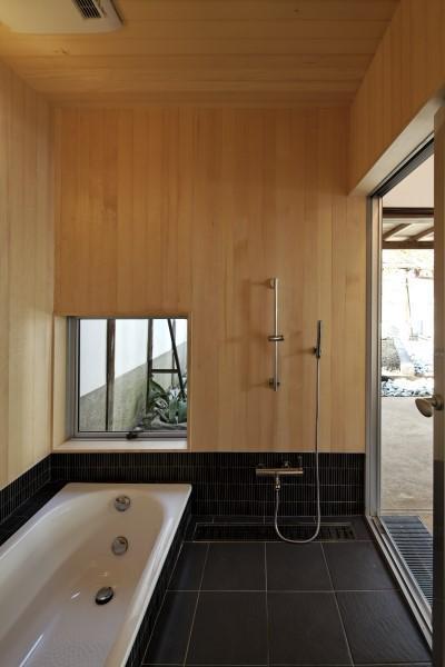 バス/トイレ事例：浴室（今井町の家ー伝統的町家を新しく開発した耐震フレームで現代のライフスタイルにあったリノベーションを実現ー）