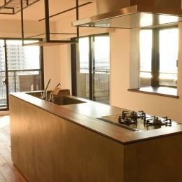 モルタルの腰壁と相性の良いステンレス天板のキッチン (飾りすぎず素っ気なくない、ちょうどよいシンプルリノベ)