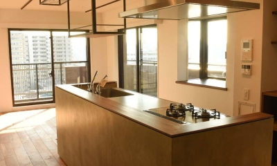 モルタルの腰壁と相性の良いステンレス天板のキッチン｜飾りすぎず素っ気なくない、ちょうどよいシンプルリノベ