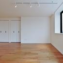 ２室→１室の広々1LDKリノベーションでワイドキッチンを中心にする暮らしの写真 スタジオのような広々スペース