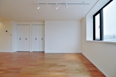 スタジオのような広々スペース (２室→１室の広々1LDKリノベーションでワイドキッチンを中心にする暮らし)