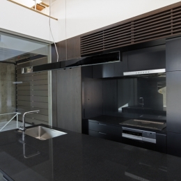 那須の家 (黒で統一された壁面収納とアイランドキッチン)
