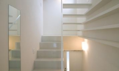 真っ白な曲階段｜スキップの家 ／ 愛犬家住宅
