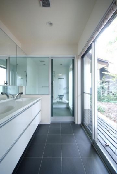 明るいダブルボウルの洗面室とバスルーム (木漏れ日屋根の家)