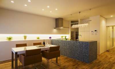Dining＆Kitchen｜ガラス素材に囲まれたキラメキの家