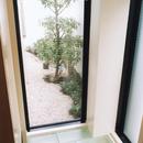 木造のスケルトンリフォーム｜HT-houseの写真 玄関カウンターの足元に設けた窓。