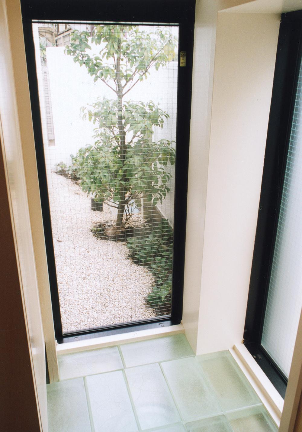 玄関事例：玄関カウンターの足元に設けた窓。（木造のスケルトンリフォーム｜HT-house）