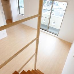 ホビールームと主寝室間の階段 (上下につながるコミュニケーション｜大倉山の家)