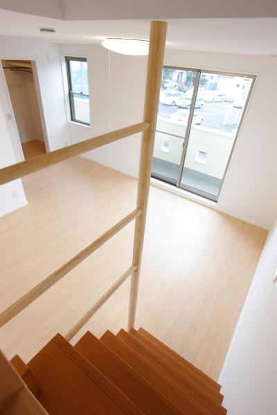 ホビールームと主寝室間の階段 (上下につながるコミュニケーション｜大倉山の家)