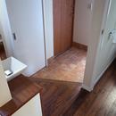ワンフロアワンルームの木造住宅｜小平の家の写真 玄関手洗・シュークローク・トイレ